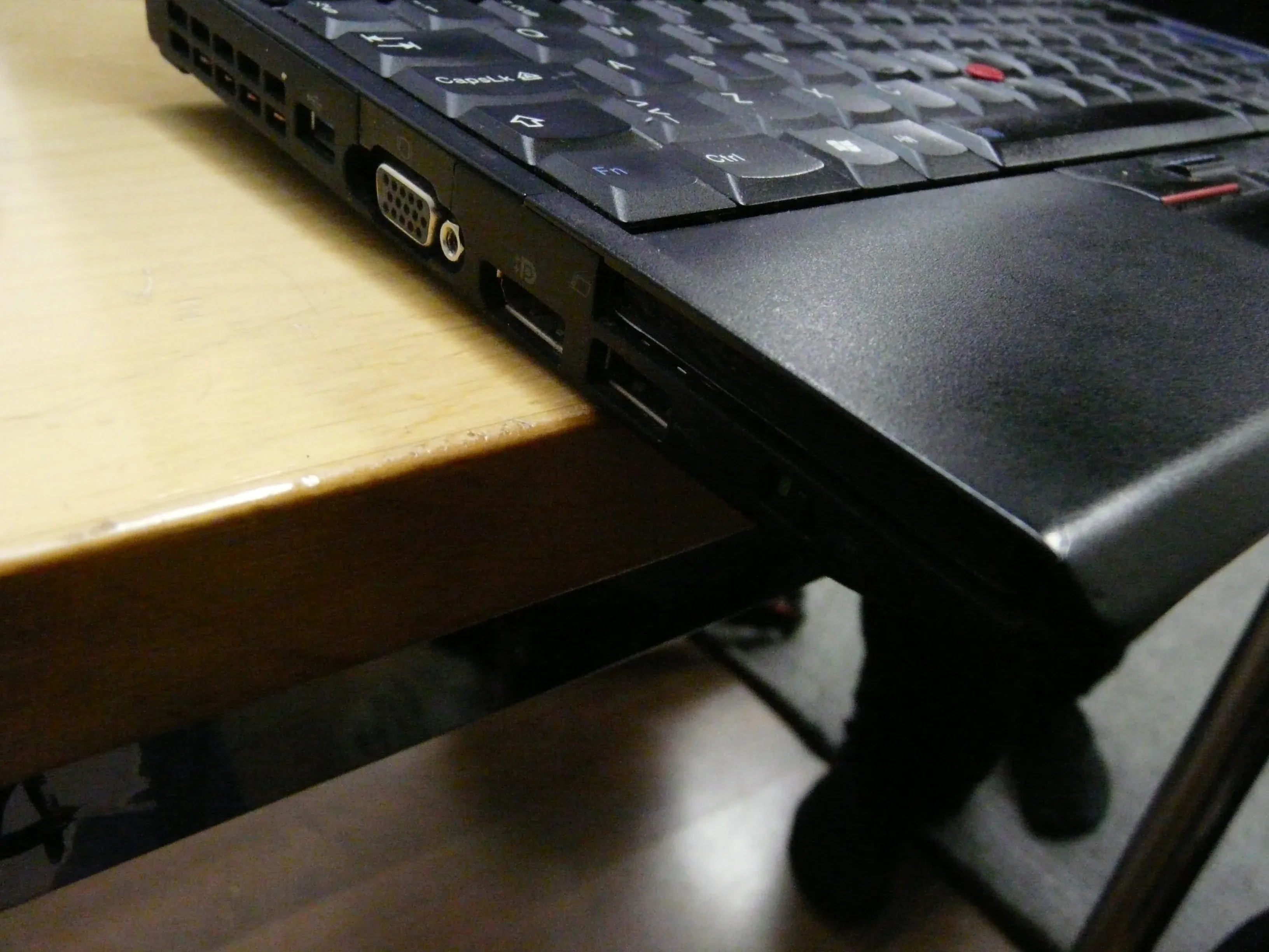 ThinkPad-kannettavan sivureuna, jossa näkyvät liitännät ja ExpressCard-paikka.