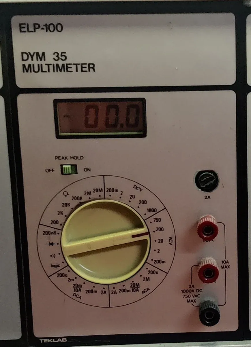Elektroniikkapöytään integroidun DYM 35 -yleismittarin etupaneeli, näyttö ja mittausalueiden valitsin.