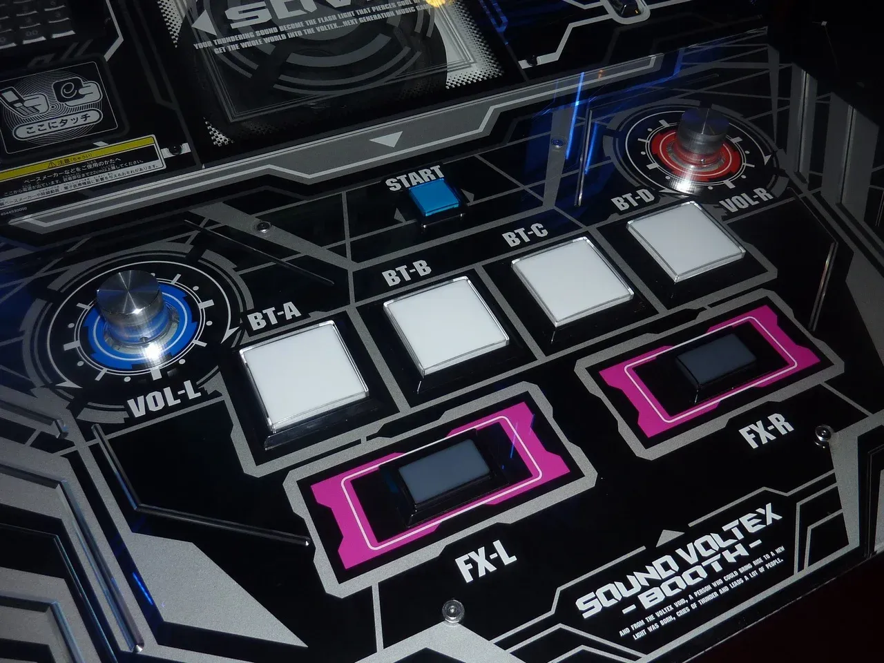 Sound Voltex arcade control panel with two rotary knobs and rows of illuminated buttons